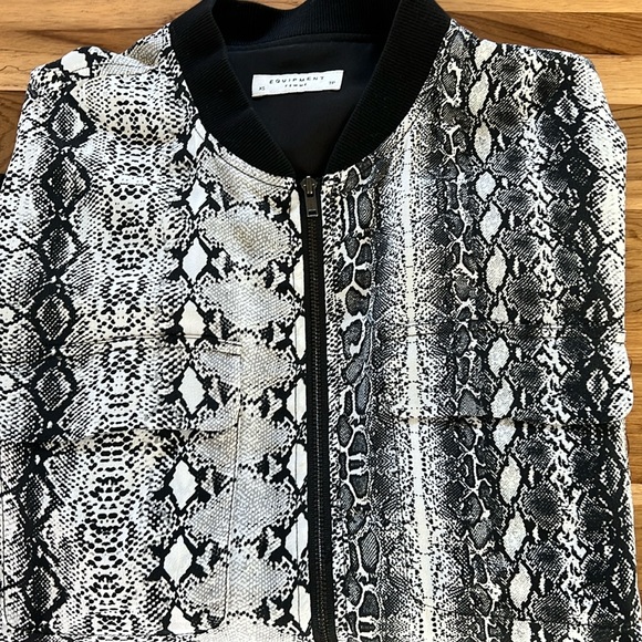 Equipment silk bomber jacket. Size XS (fits like a S) Good condition - Picture 4 of 4